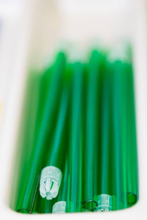 Grüne durchsichtige und transparente Röhrchen liegen nebeneinander