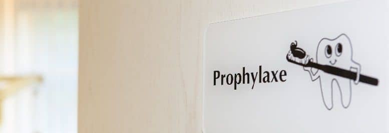 Ein Schild auf dem Prophylaxe steht. Es hängt an einer Tür.