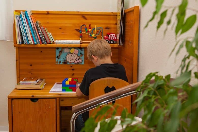 Ein Kind spielt im Wartezimmer in der Spielecke